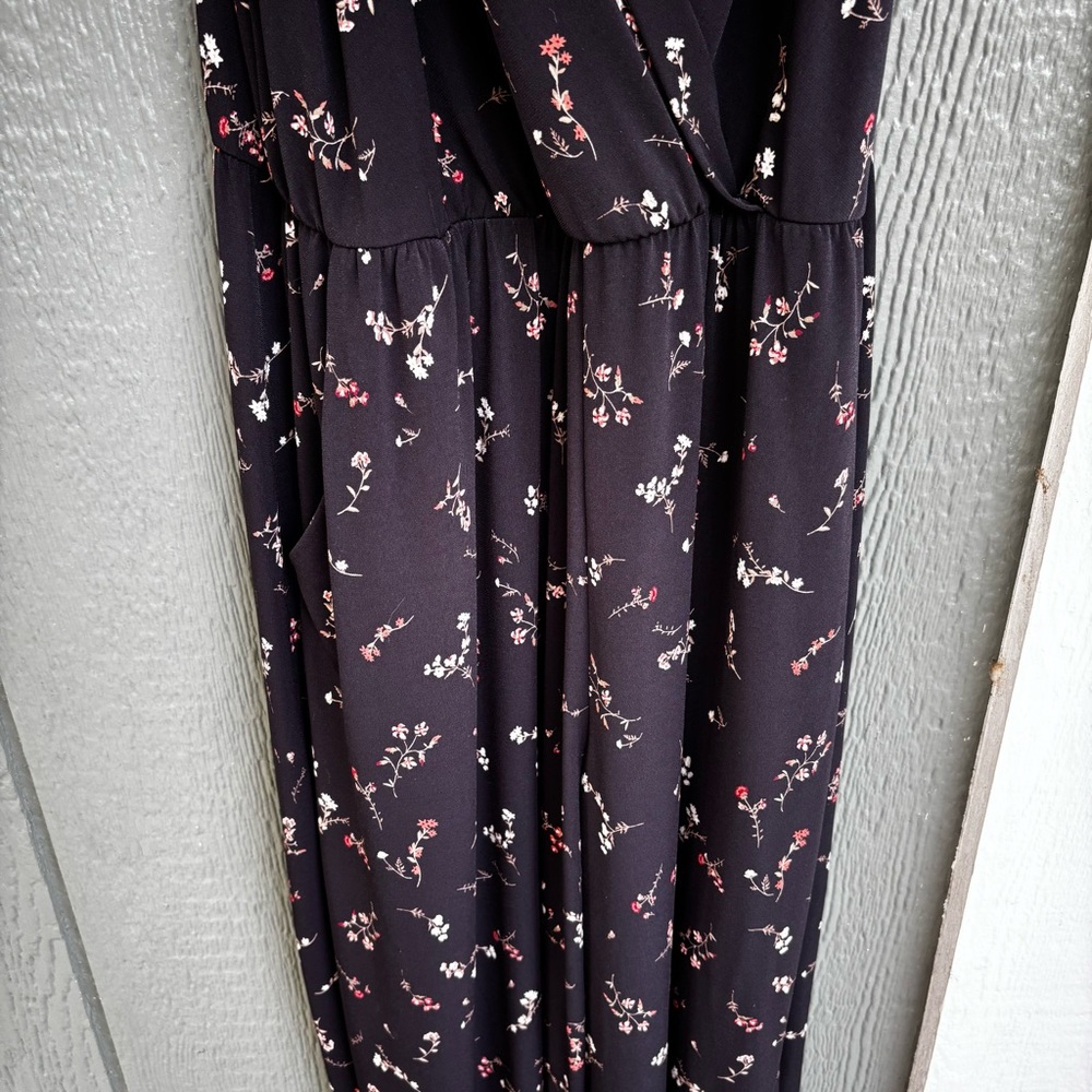 Kaileigh Floral V-Neck Jumpsuit - Size Medium - Picture 4 of 11